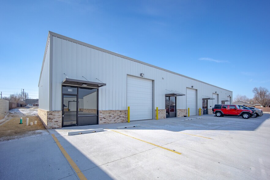 220 N Chisholm Trail Way, Mustang, OK à louer - Photo de l’immeuble – Image 3 sur 29
