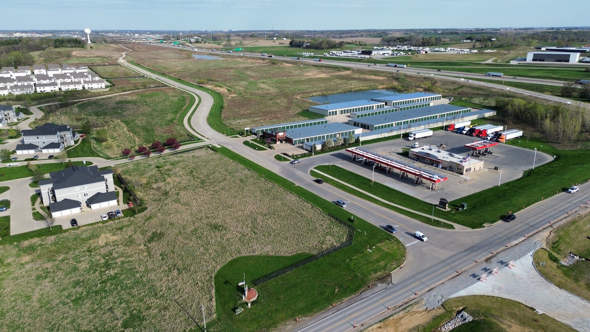 Village Drive, Tiffin, IA à vendre Photo principale– Image 1 sur 6