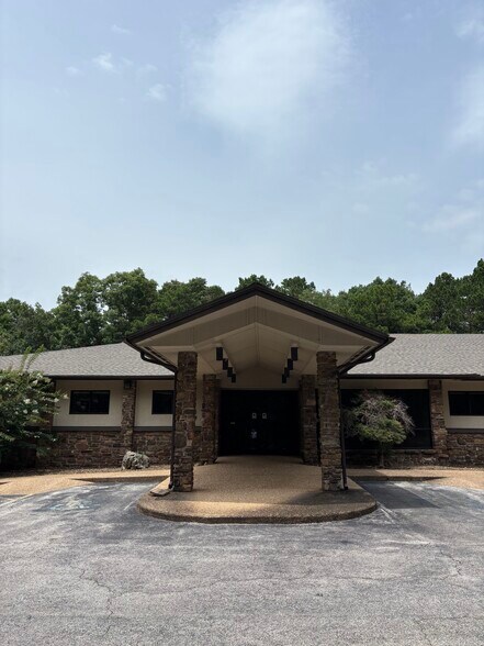 600 Memorial Dr, Bella Vista, AR à louer - Photo de l’immeuble – Image 1 sur 26
