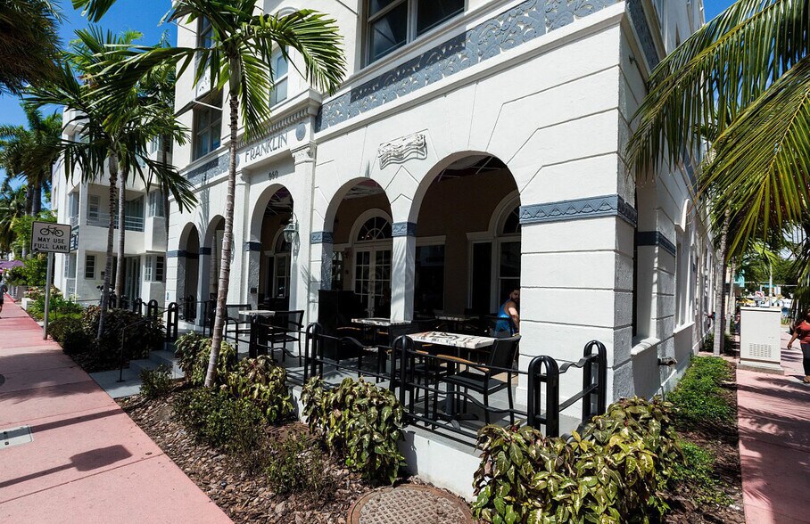 860 Collins Ave, Miami Beach, FL à louer - Photo de l’immeuble – Image 2 sur 11