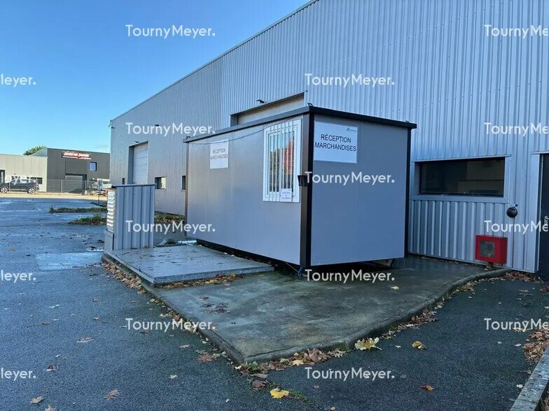 Local d’activités dans Plescop à louer - Photo de l’immeuble – Image 3 sur 4