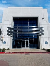 28022 Industry Dr, Valencia, CA à louer Photo de l’immeuble– Image 2 sur 9