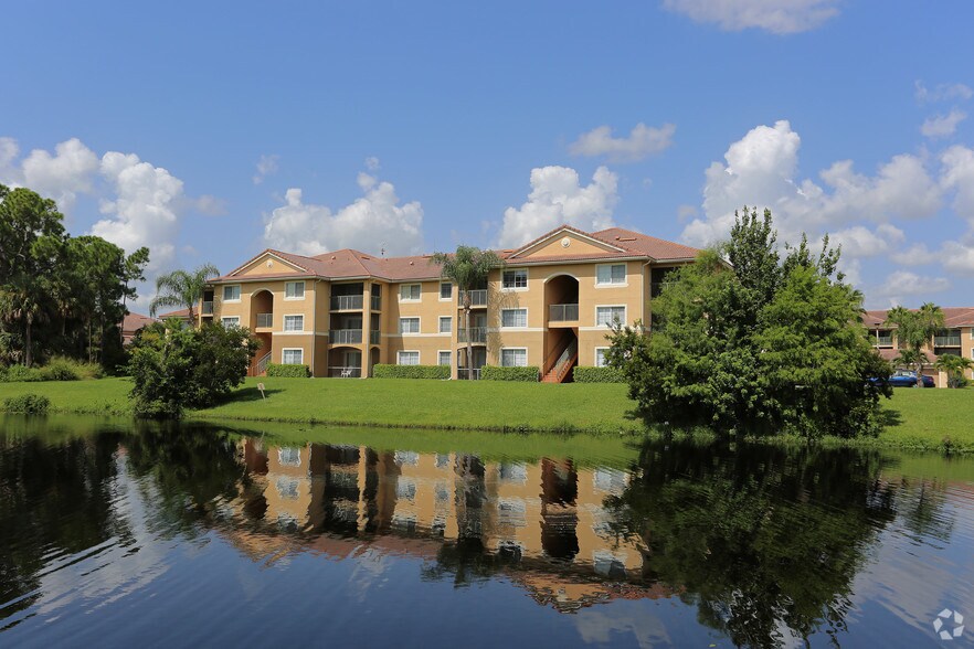 3817 NW Mediterranean Ln, Jensen Beach, FL à vendre - Photo de l’immeuble – Image 3 sur 21