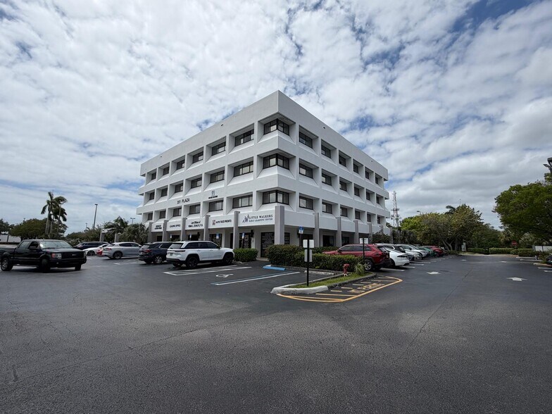 351 S Cypress Rd, Pompano Beach, FL à vendre - Photo de l’immeuble – Image 2 sur 30