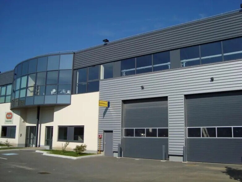 Local d’activités dans Magny-les-Hameaux à louer - Photo de l’immeuble – Image 1 sur 9