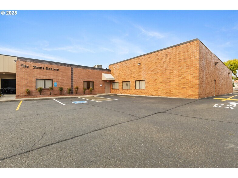 345 NE Winchester St, Roseburg, OR à louer - Photo de l’immeuble – Image 2 sur 9