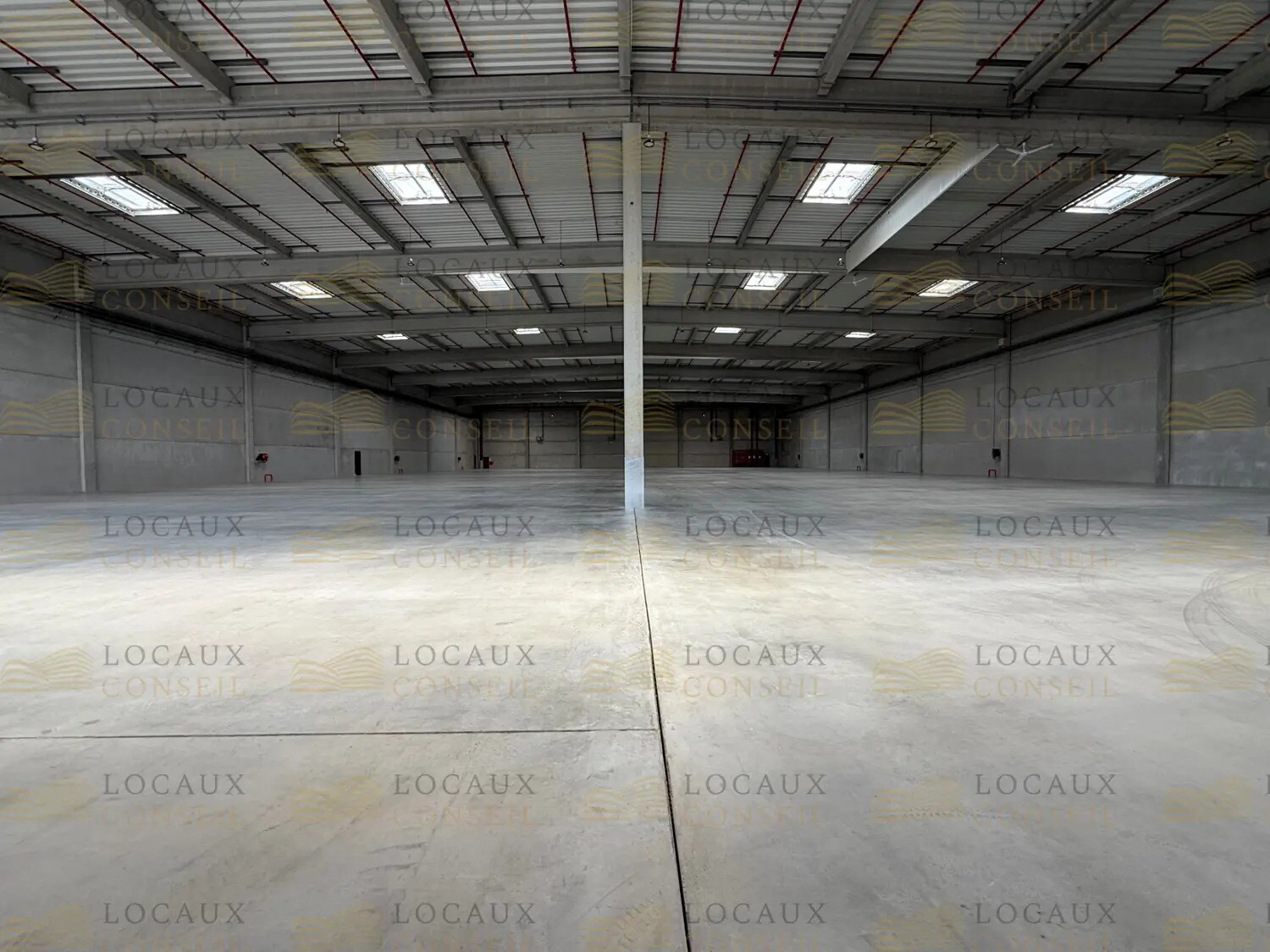 Industriel/Logistique dans Le Thillay à louer Photo intérieure– Image 1 sur 4