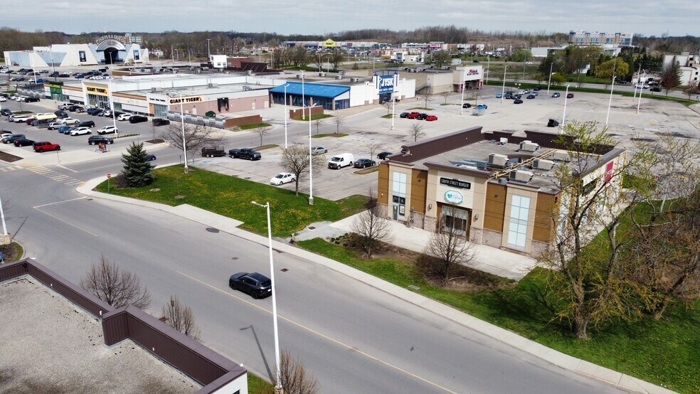 7555 Montrose Rd, Niagara Falls, ON à louer - Photo de l’immeuble – Image 3 sur 11