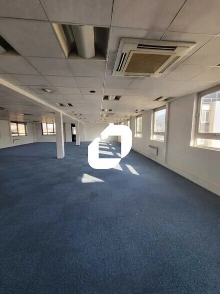 Bureau dans Saint-Denis à louer - Photo de l’immeuble – Image 2 sur 5