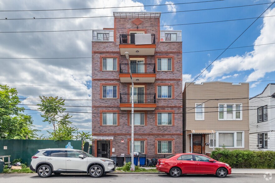 2556 97th St, East Elmhurst, NY à vendre - Photo de l’immeuble – Image 3 sur 5