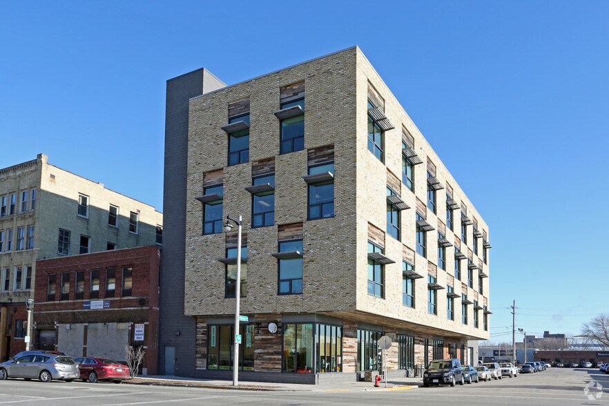 130 W Bruce St, Milwaukee, WI à louer - Photo principale – Image 1 sur 12
