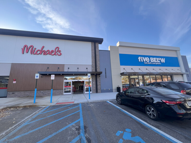 410-2 S Oyster Bay Rd, Hicksville, NY à louer - Photo de l’immeuble – Image 3 sur 16