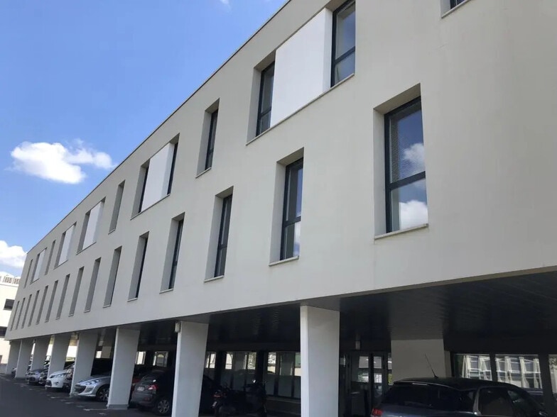 Bureau dans Saint-Grégoire à louer - Photo de l’immeuble – Image 3 sur 15