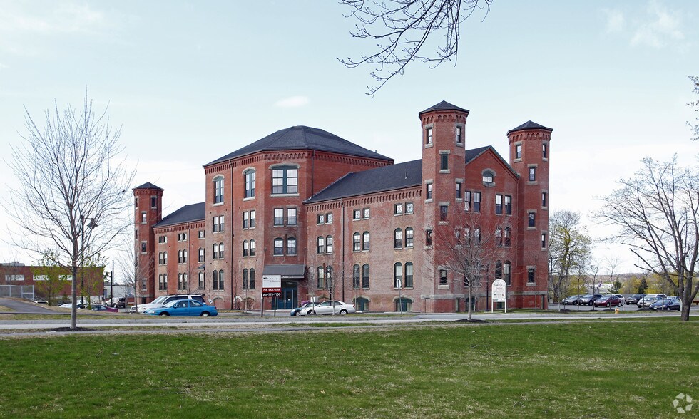 100 Brickhill Ave, South Portland, ME à louer - Photo principale – Image 1 sur 11