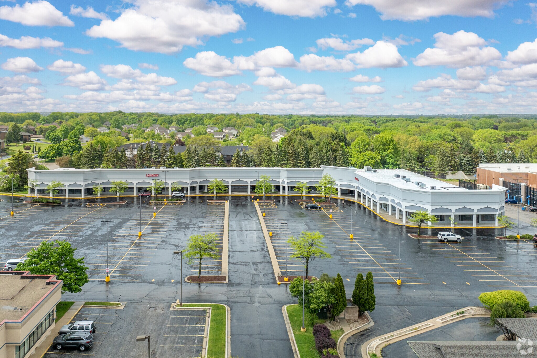 6510-6590 W Brown Deer Rd, Milwaukee, WI à louer Photo principale– Image 1 sur 17