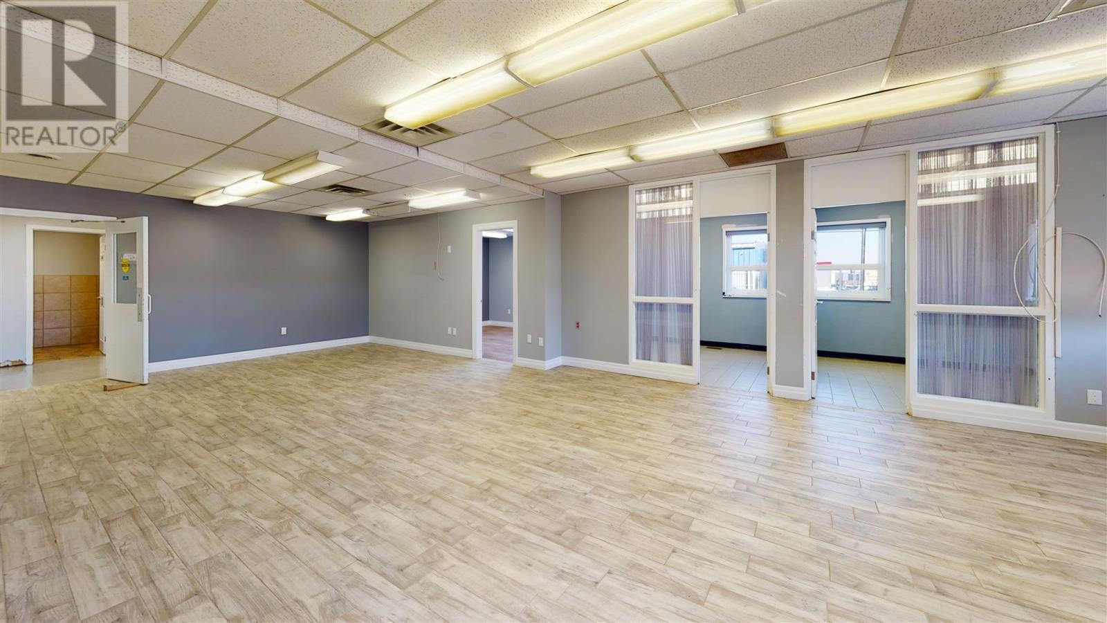 105 White Oak Dr E, Sault Ste Marie, ON à louer Photo de l’immeuble– Image 1 sur 3