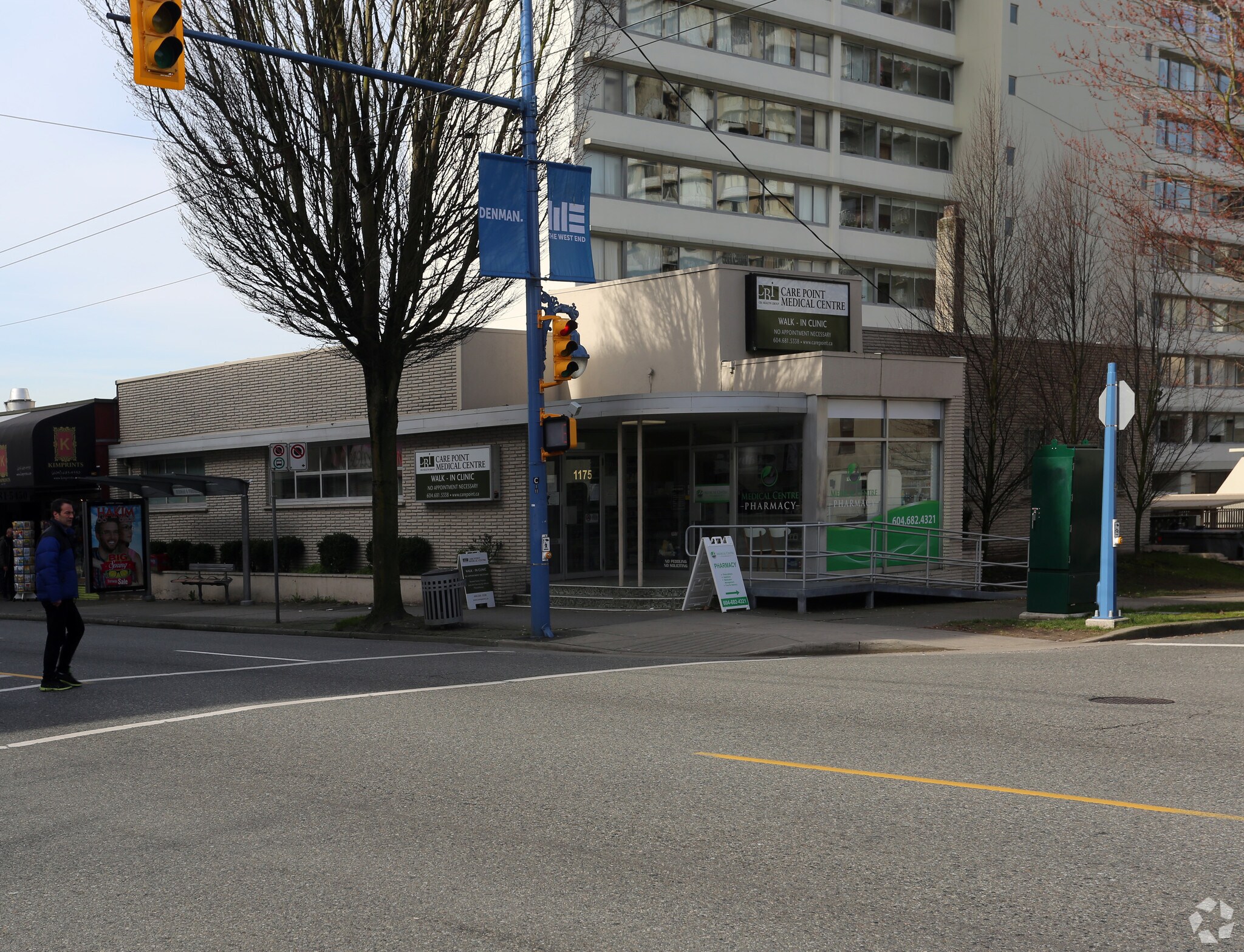 1175 Denman St, Vancouver, BC à louer Photo principale– Image 1 sur 3