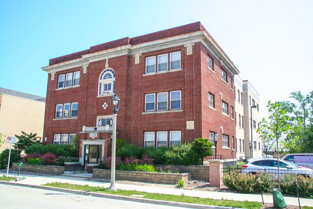 2217 W Wisconsin Ave, Milwaukee, WI à vendre Photo principale– Image 1 sur 4