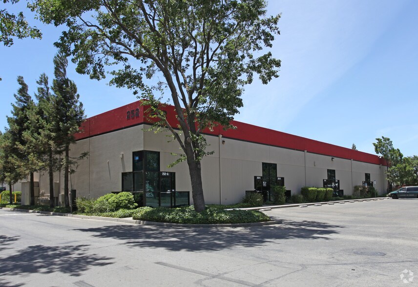 252 W Larch Rd, Tracy, CA à louer - Photo de l’immeuble – Image 1 sur 10