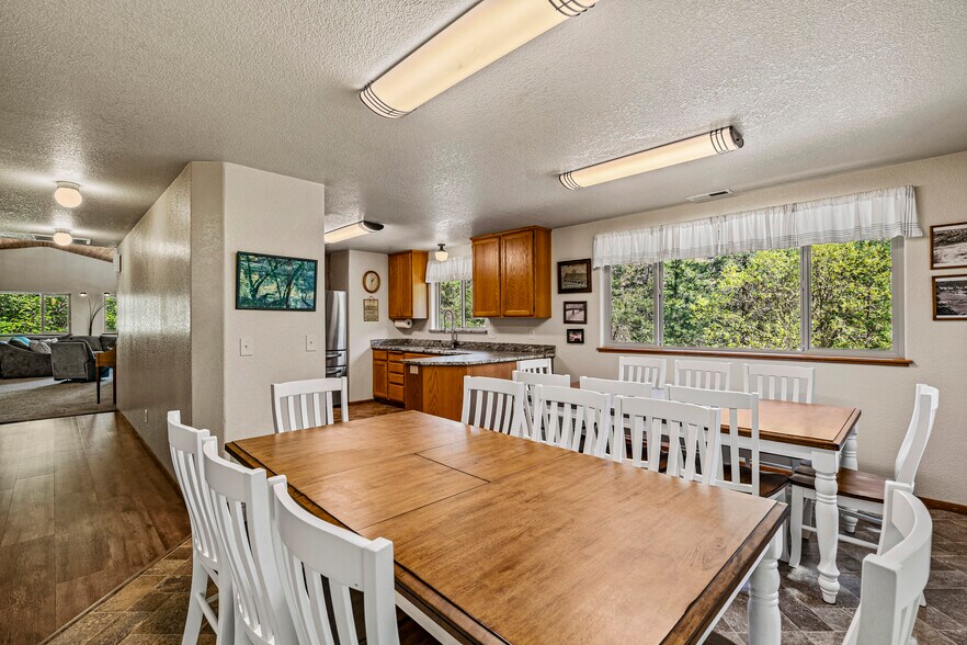 11744 Galice Rd, Merlin, OR à vendre - Photo de l’immeuble – Image 3 sur 74