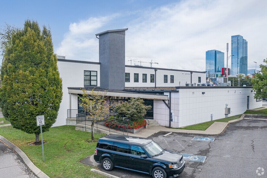 1718 Charlotte Ave, Nashville, TN à louer - Photo de l’immeuble – Image 2 sur 39