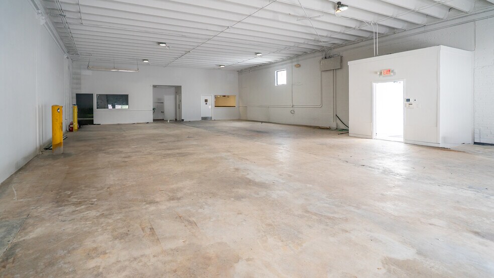12210-12230 NE 13th Ct, North Miami, FL à louer - Photo de l’immeuble – Image 3 sur 5