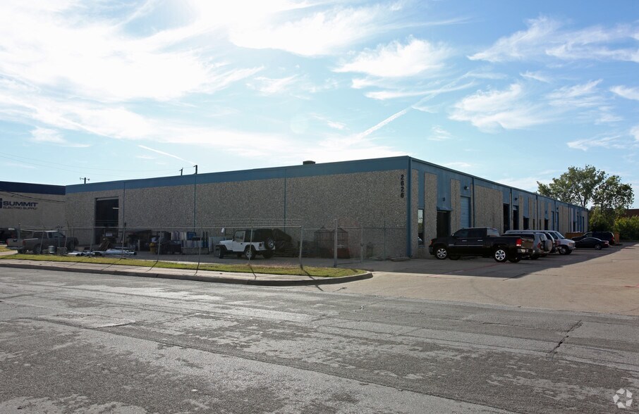 2626 Manana Dr, Dallas, TX à louer - Photo de l’immeuble – Image 3 sur 11