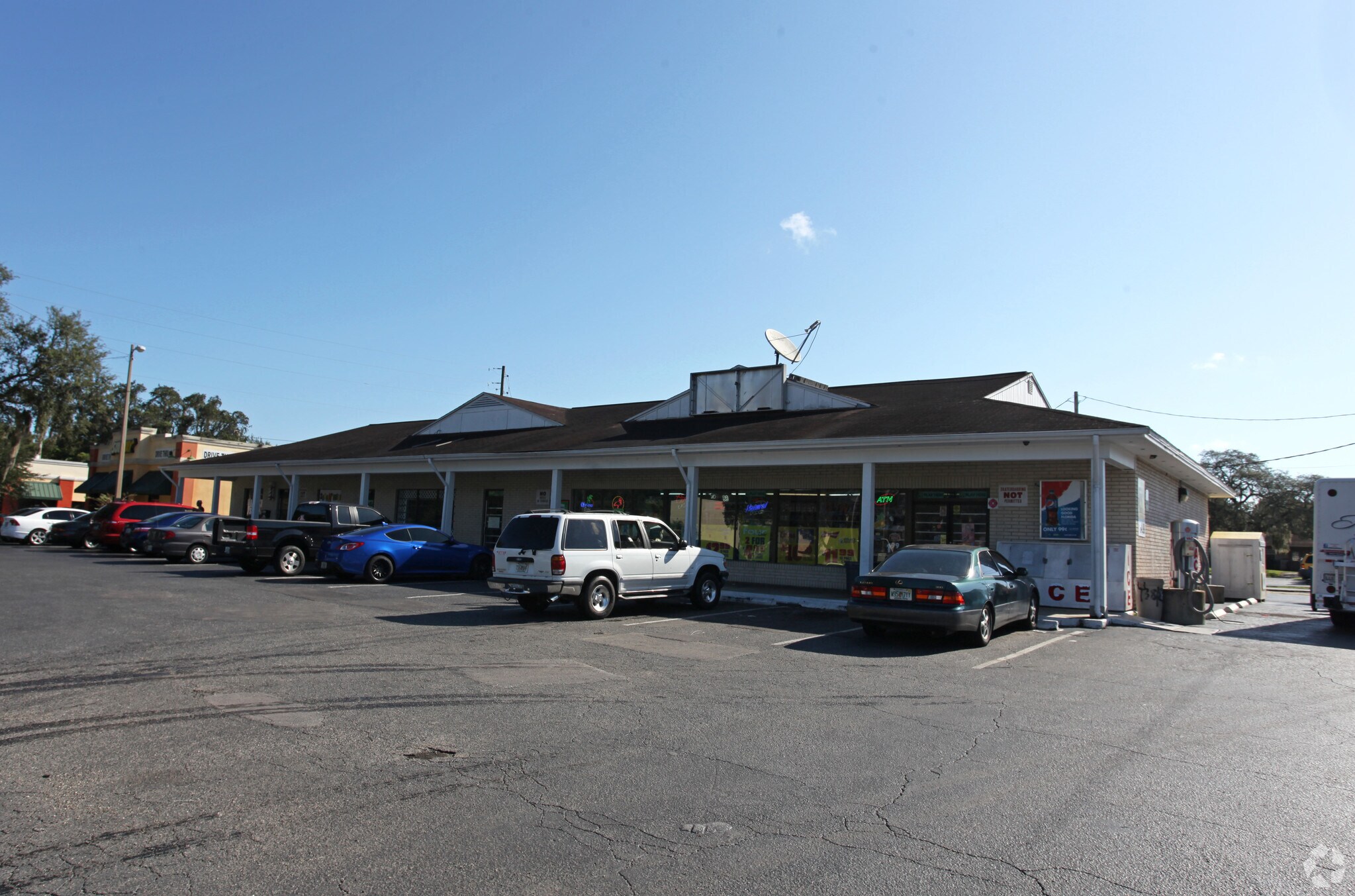 1301 Kingsway Rd, Brandon, FL à louer Photo principale– Image 1 sur 3