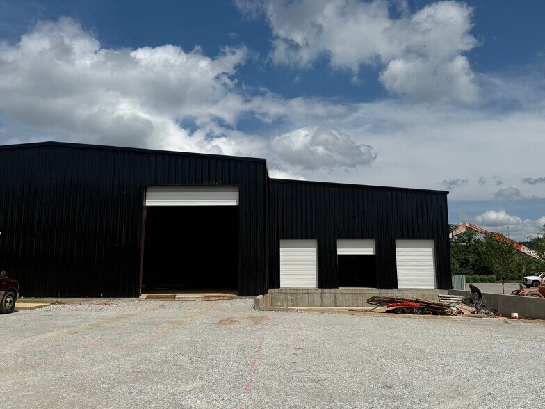 595 Kawneer dr, Springdale, AR à louer - Photo de l’immeuble – Image 2 sur 18