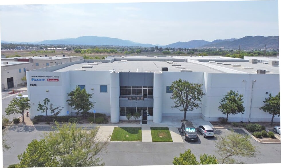 41670 Reagan Way, Murrieta, CA à vendre - Photo de l’immeuble – Image 2 sur 4