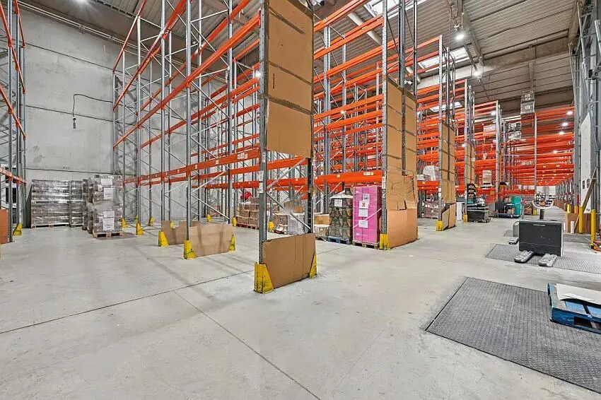 Local d’activités dans Stains à louer - Photo de l’immeuble – Image 3 sur 9