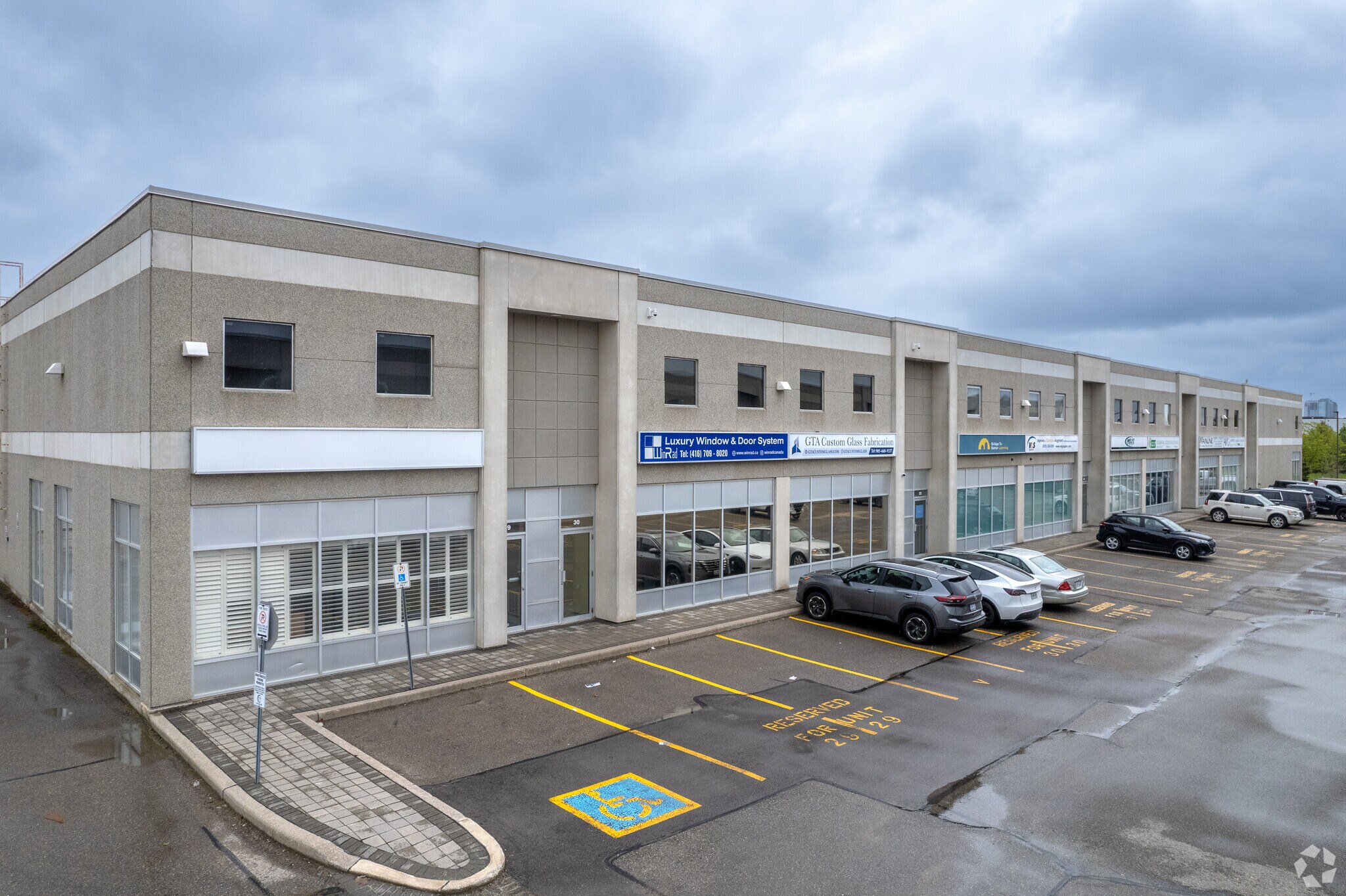 411 Four Valley Dr, Vaughan, ON à louer Photo de l’immeuble– Image 1 sur 3