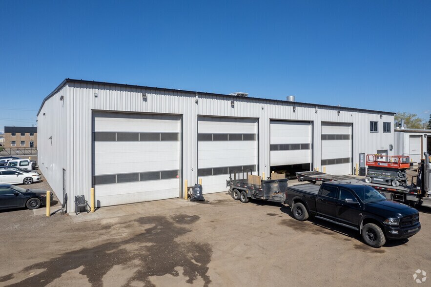 7404 44 St SE, Calgary, AB à louer - Photo principale – Image 1 sur 6
