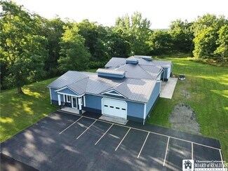 Plus de détails pour 699 Versailles Rd, Silver Creek, NY - Industriel/Logistique à vendre