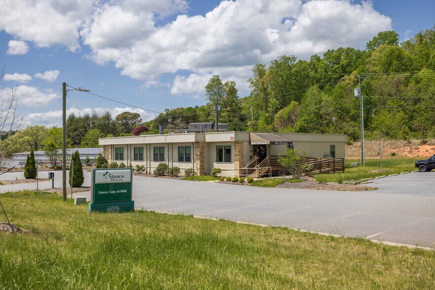 609 Asheville Hwy, Sylva, NC à louer - Photo de l’immeuble – Image 2 sur 31