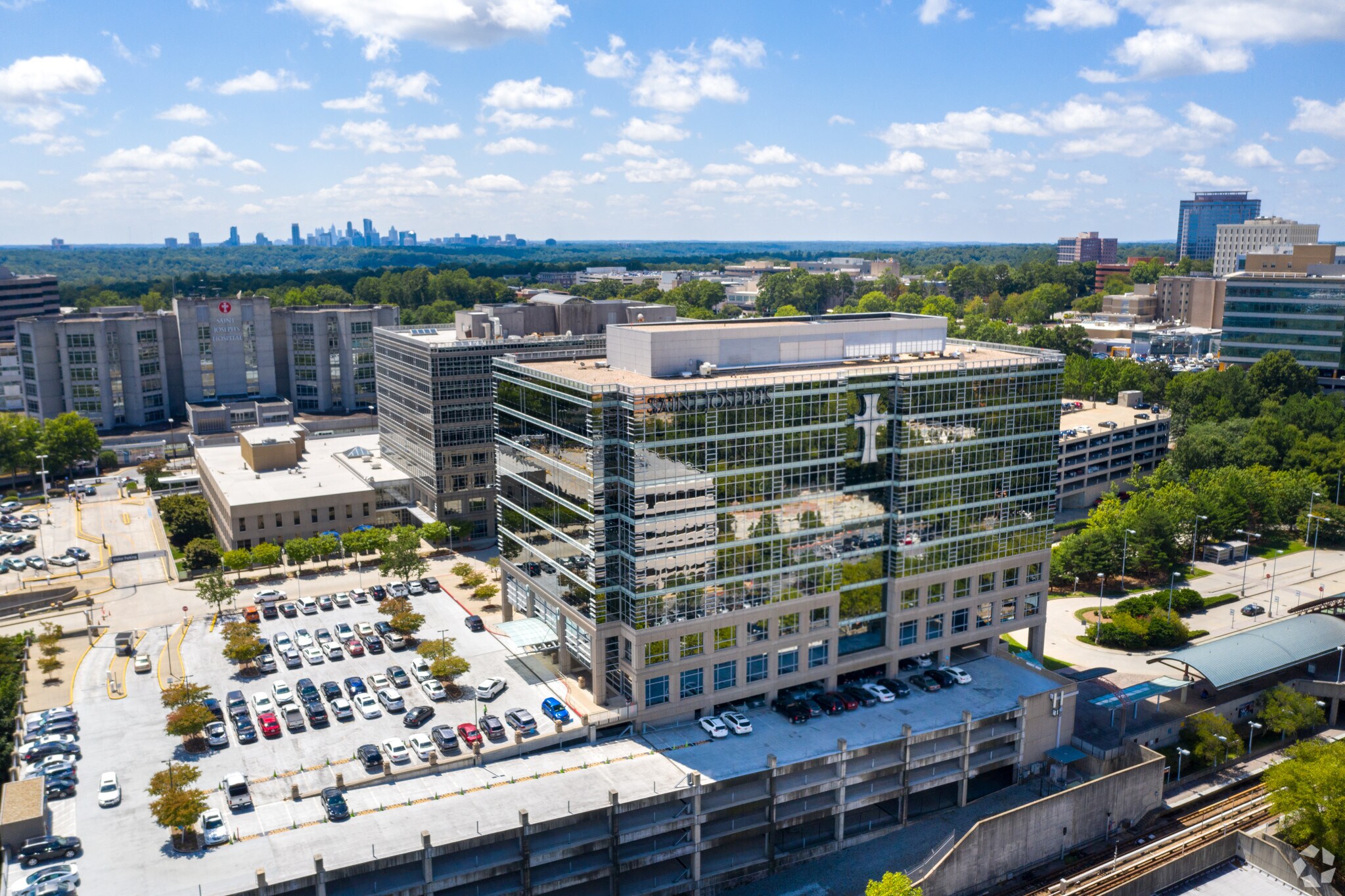 5673 Peachtree Dunwoody Rd NE, Atlanta, GA à louer Aérien– Image 1 sur 18