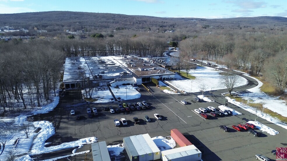 150 Knotter Dr, Cheshire, CT à vendre - Photo de l’immeuble – Image 2 sur 33