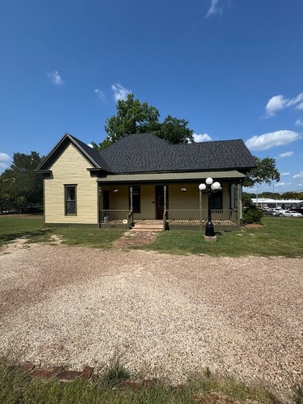 612 S Rogers St, Waxahachie, TX à louer - Photo de l’immeuble – Image 3 sur 21