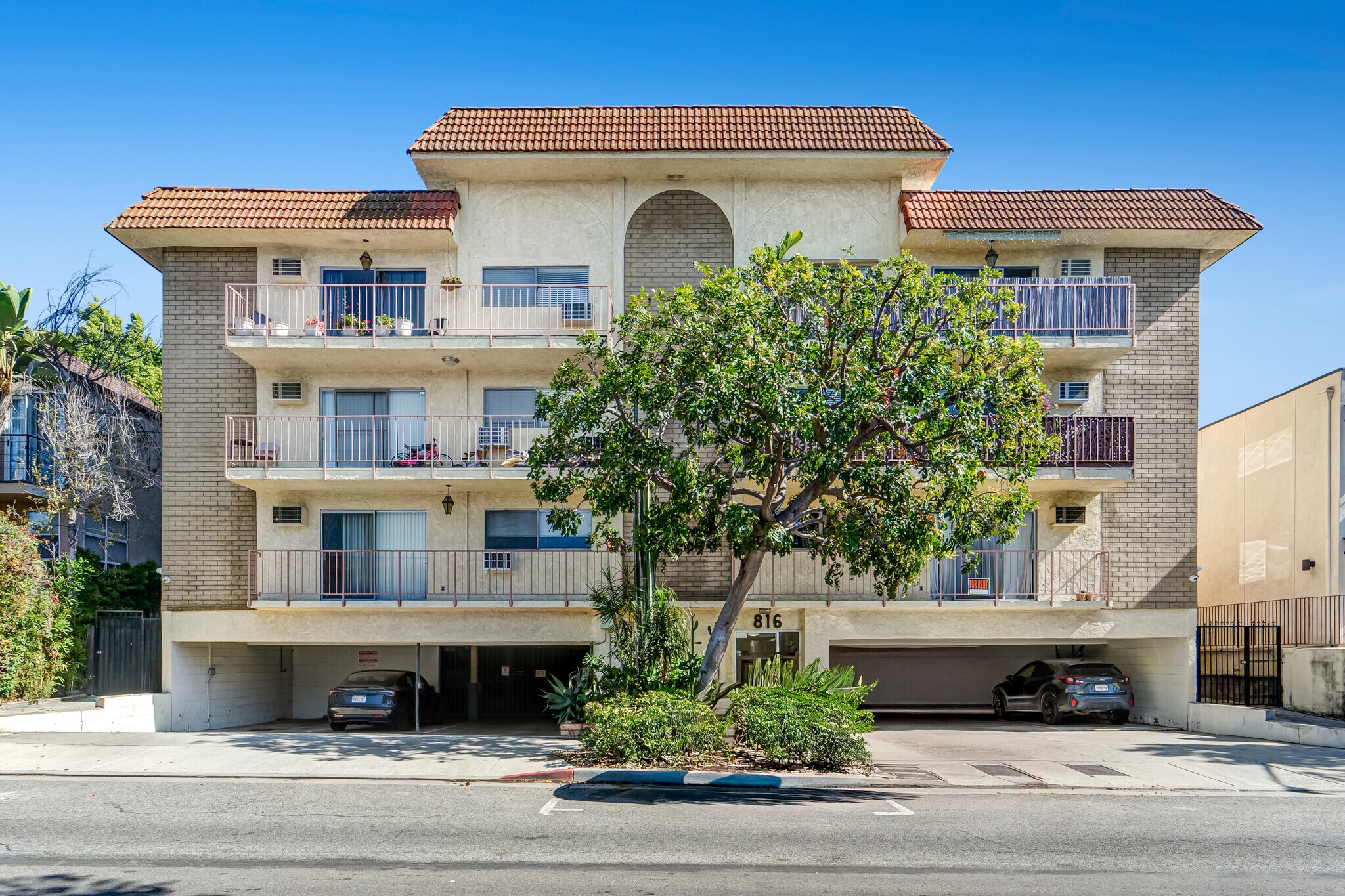 816 Westmount Dr, Los Angeles, CA à vendre Photo principale– Image 1 sur 9