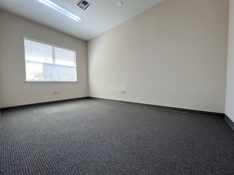 13284 Pond Springs Rd, Austin, TX à vendre - Photo de l’immeuble – Image 3 sur 7