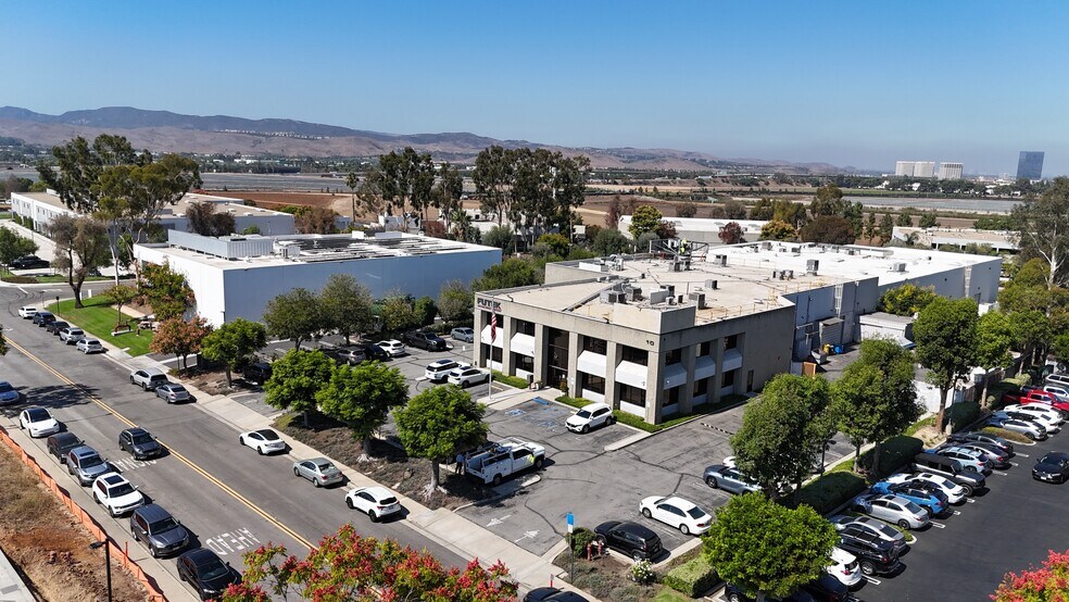 10 Thomas, Irvine, CA à vendre - Photo de l’immeuble – Image 2 sur 9