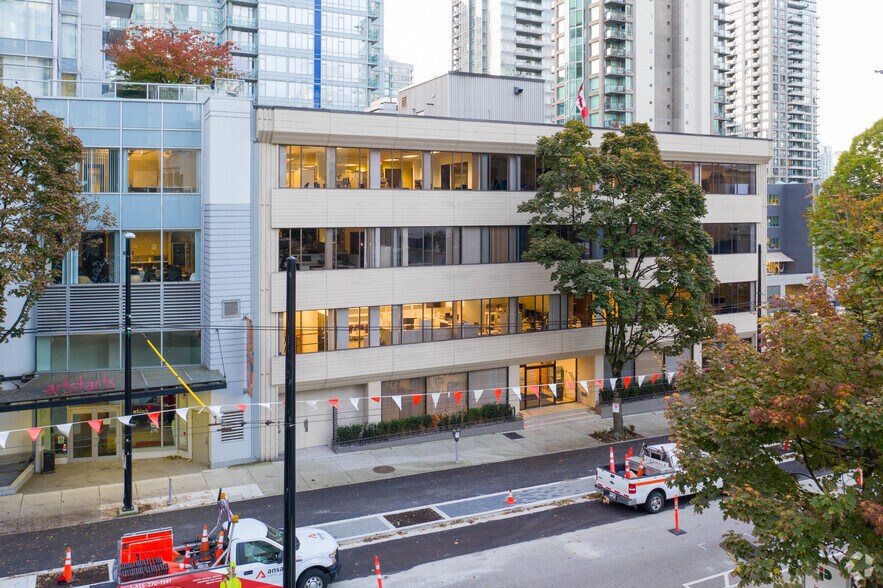 814 Richards St, Vancouver, BC à louer - Photo de l’immeuble – Image 2 sur 7