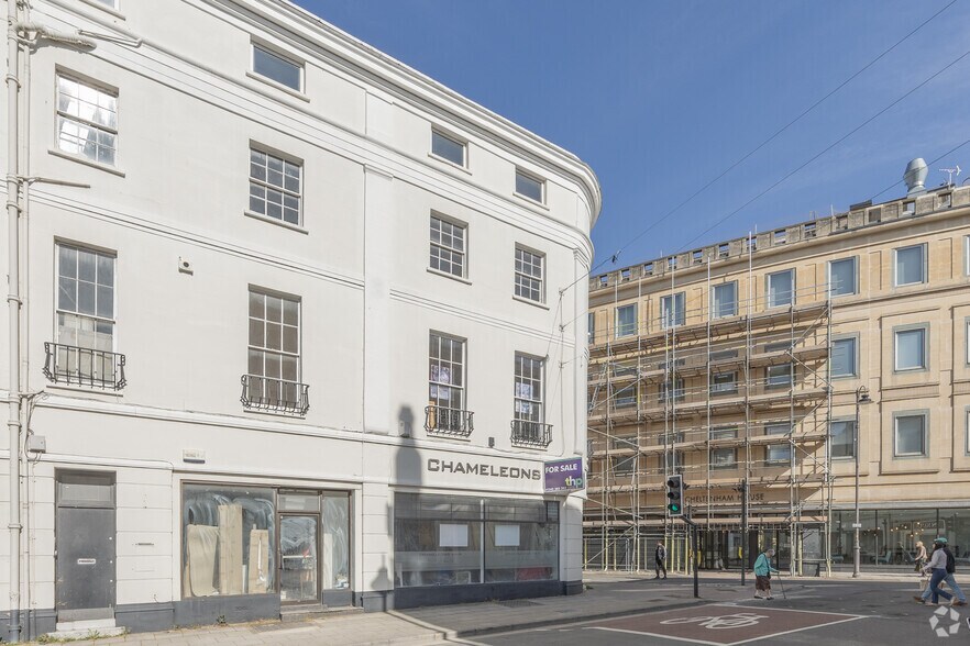 28 Clarence St, Cheltenham à vendre - Photo de l’immeuble – Image 2 sur 2