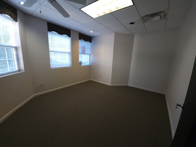 9700 Park Plaza Ave, Louisville, KY à louer - Photo de l’immeuble – Image 2 sur 15