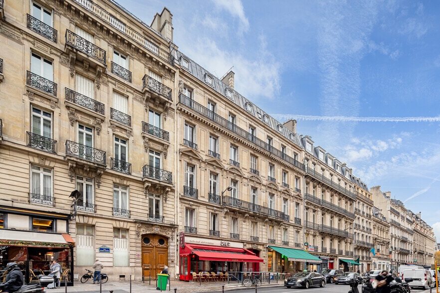 Rue Pierre Charron, Paris à louer - Photo de l’immeuble – Image 3 sur 3