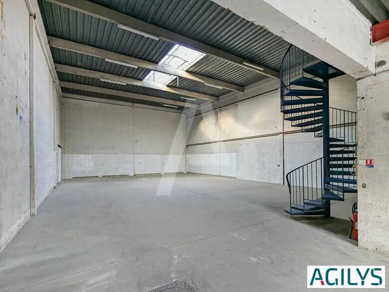 Local d’activités dans Les Ulis à louer - Photo de l’immeuble – Image 1 sur 9