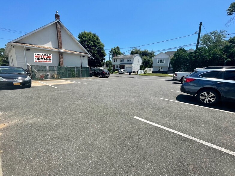 1298 Newbridge Rd, North Bellmore, NY à vendre - Photo de l’immeuble – Image 2 sur 38