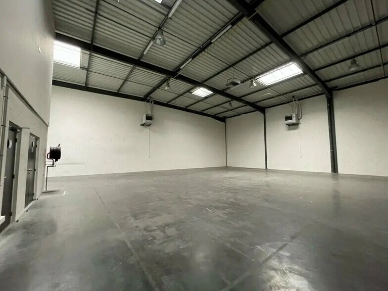 Local d’activités dans Saint-Priest à louer - Photo de l’immeuble – Image 2 sur 12