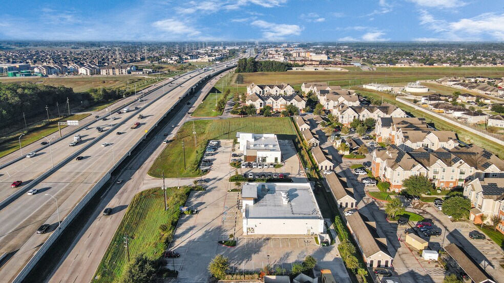 10423 N Sam Houston Pky E, Humble, TX à louer - Photo de l’immeuble – Image 2 sur 13