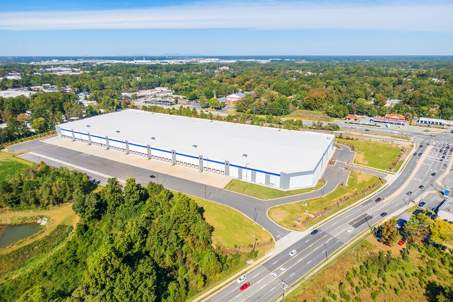 100 Guilford College Rd, Greensboro, NC à louer - Photo de l’immeuble – Image 2 sur 7